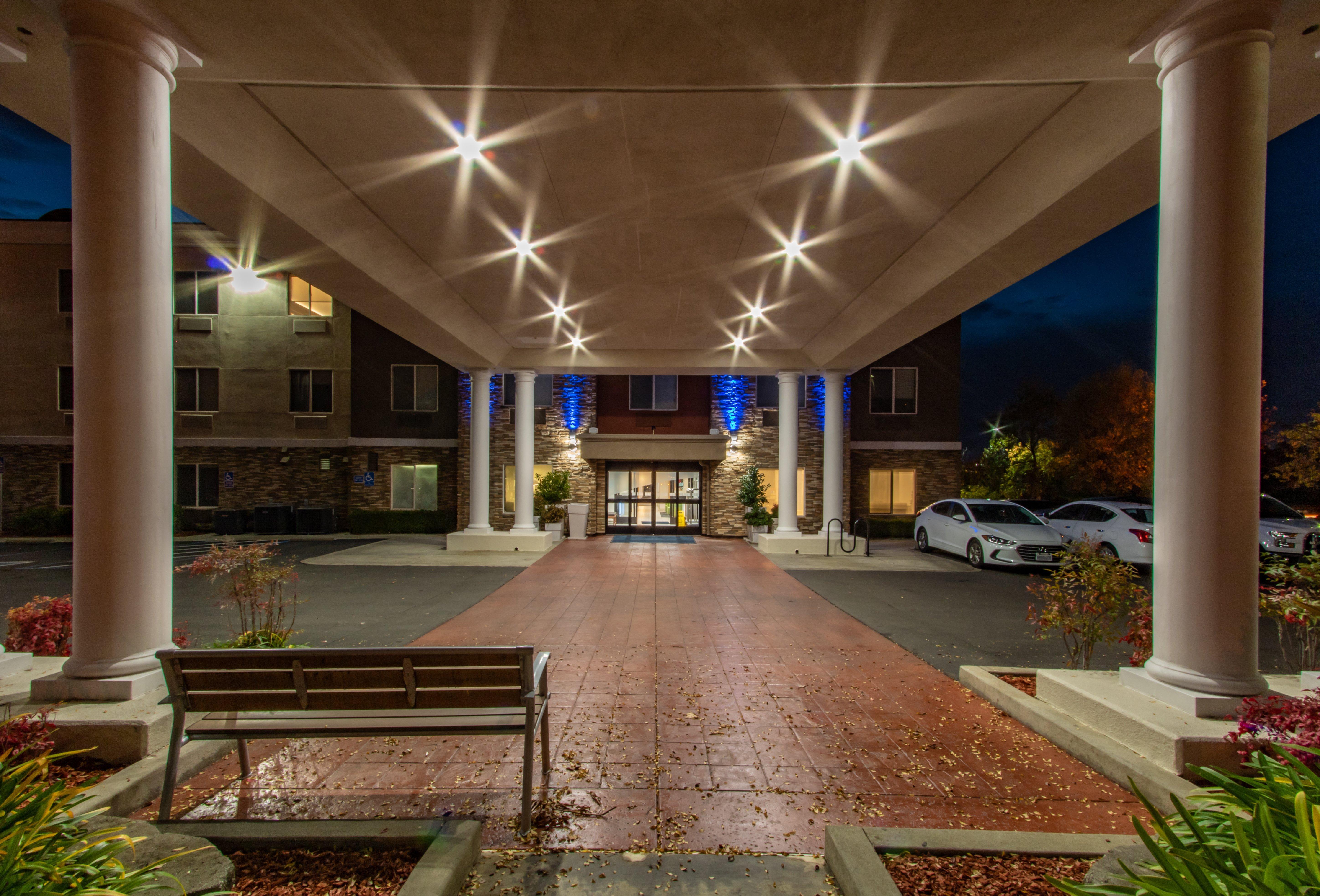 Holiday Inn Express Hotel & Suites Roseville - Galleria Area By Ihg Exterior foto
