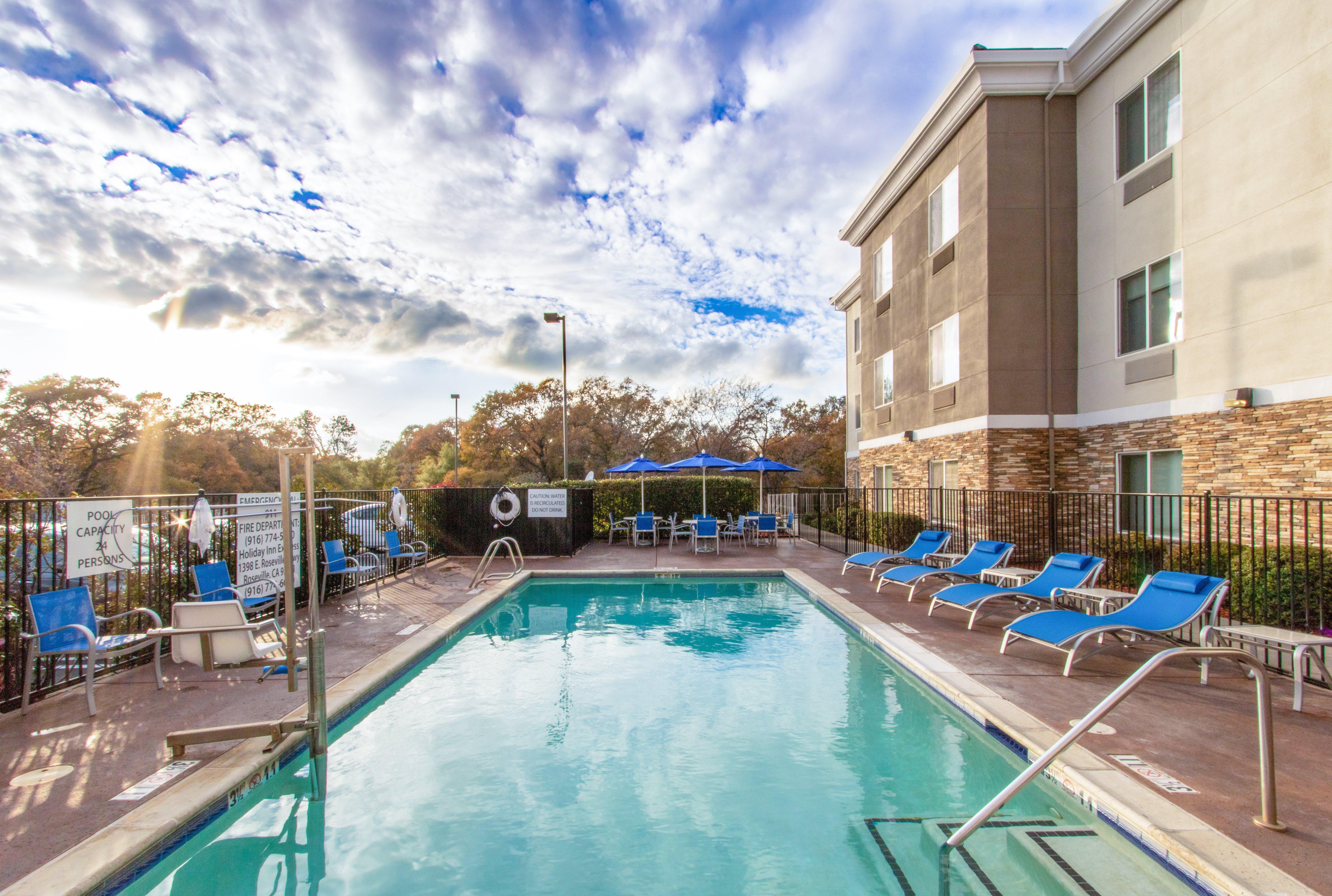 Holiday Inn Express Hotel & Suites Roseville - Galleria Area By Ihg Exterior foto